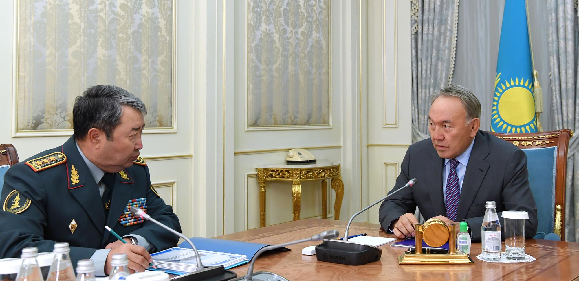 Nursultan Nazarbayev receives the Defence minister 