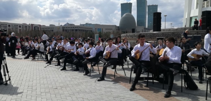  500 performers play the famous composition of Kurmangazy
