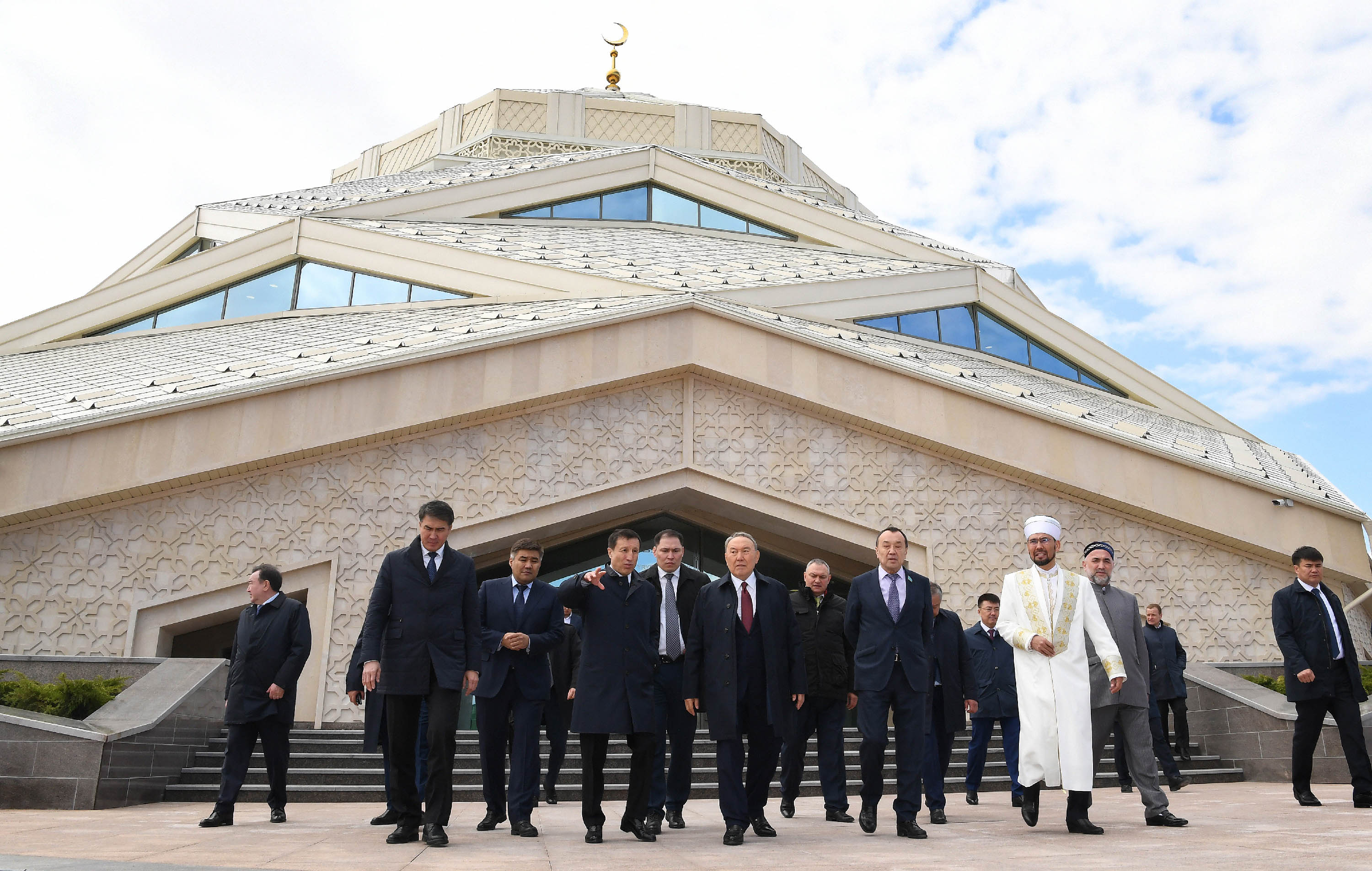 Kazakh President visits new mosque in Astana