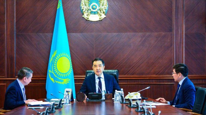 Bakytzhan Sagintayev holds a meeting on digitalization of labor and social spheres