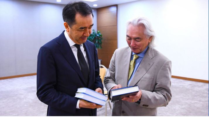 PM meets with famous physicist and futurist Michio Kaku on sidelines of AEF 2018