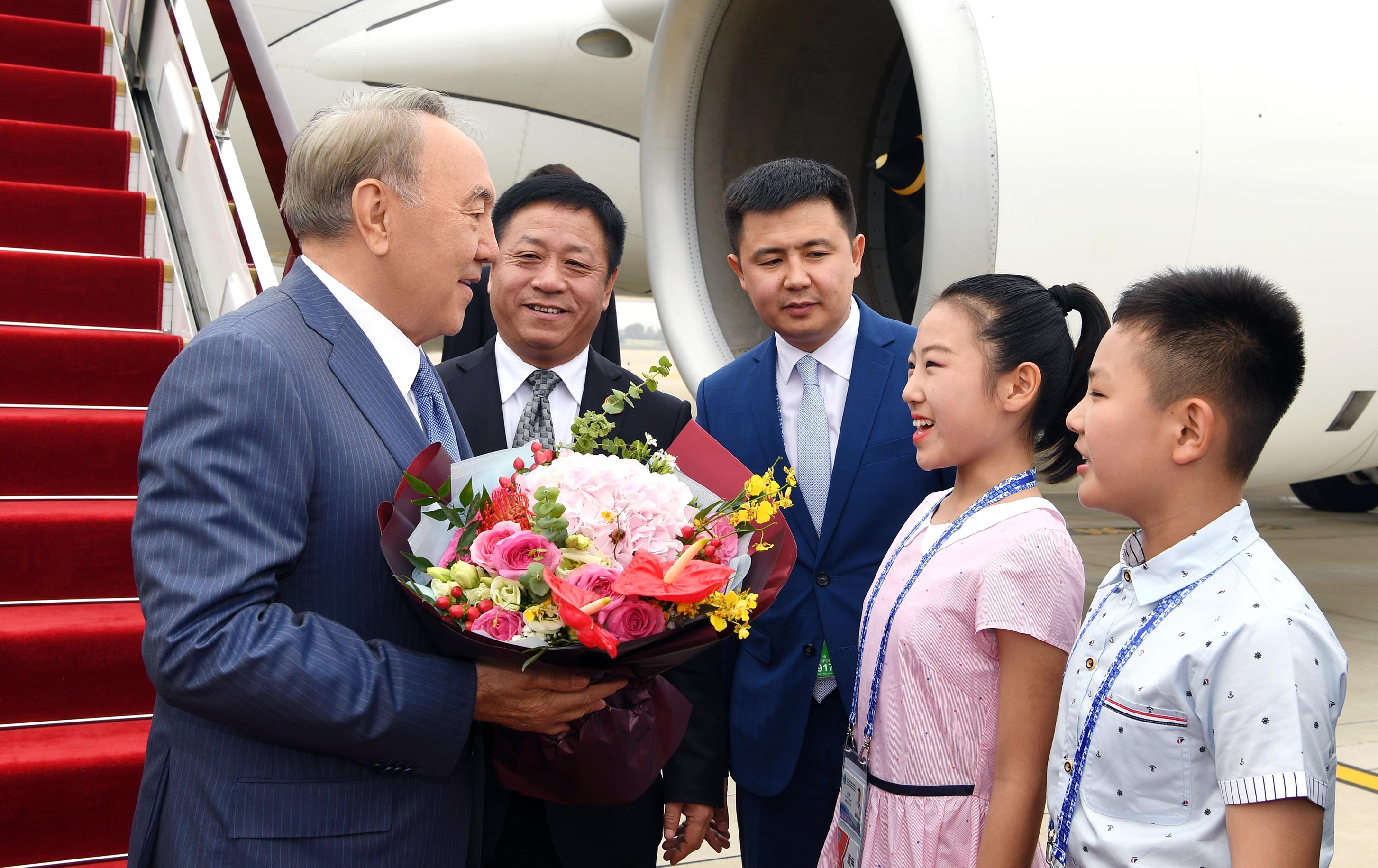Nursultan Nazarbayev arrives city of Qingdao, China