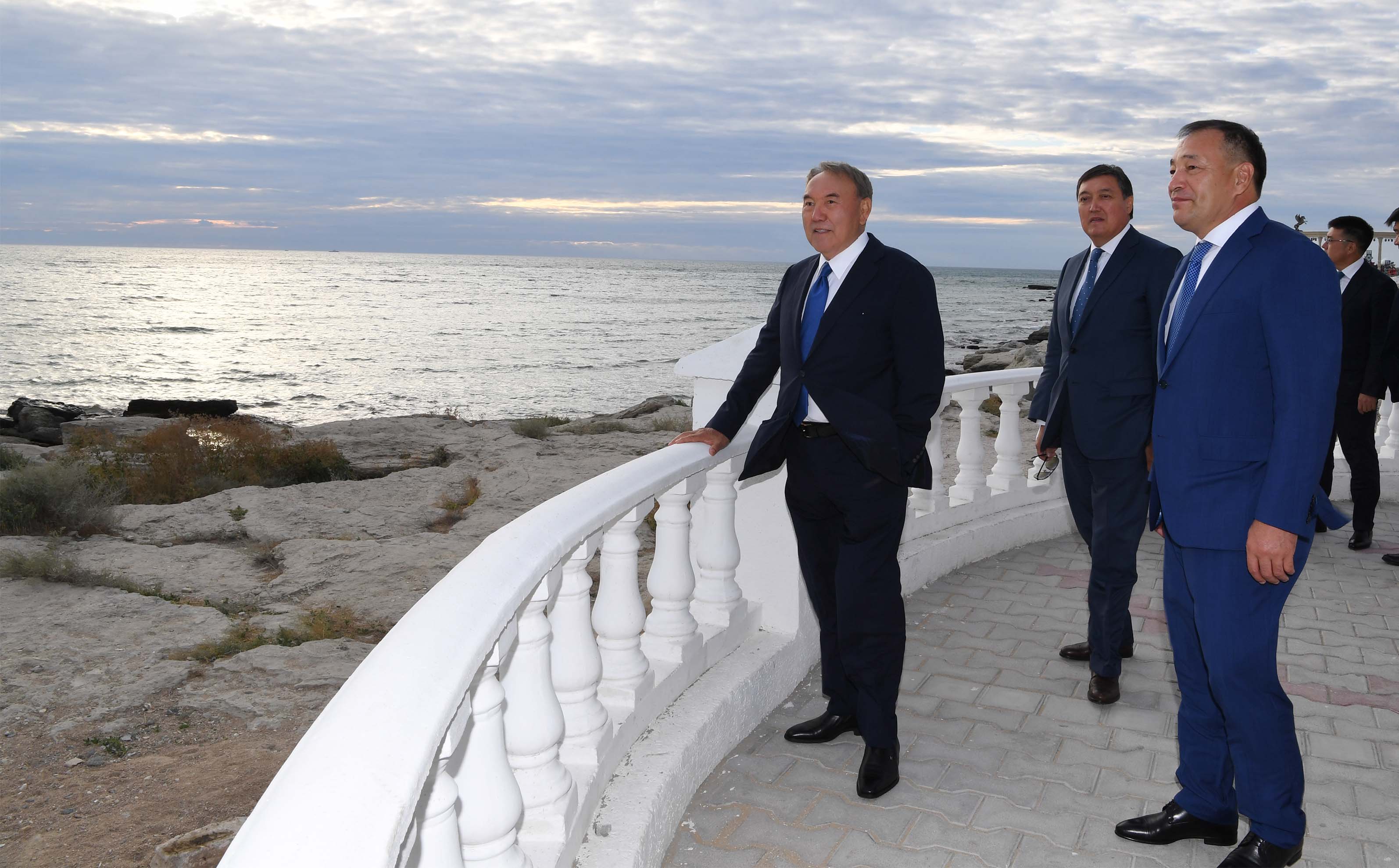 Nursultan Nazarbayev visits the new embankment of Aktau
