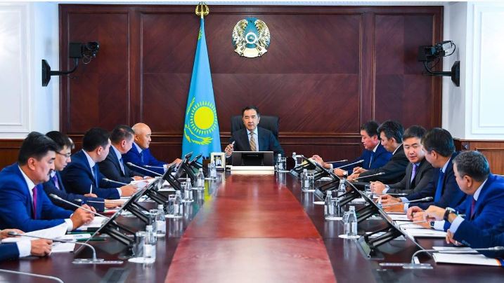 Bakytzhan Sagintayev holds a meeting on water supply and water security in Astana