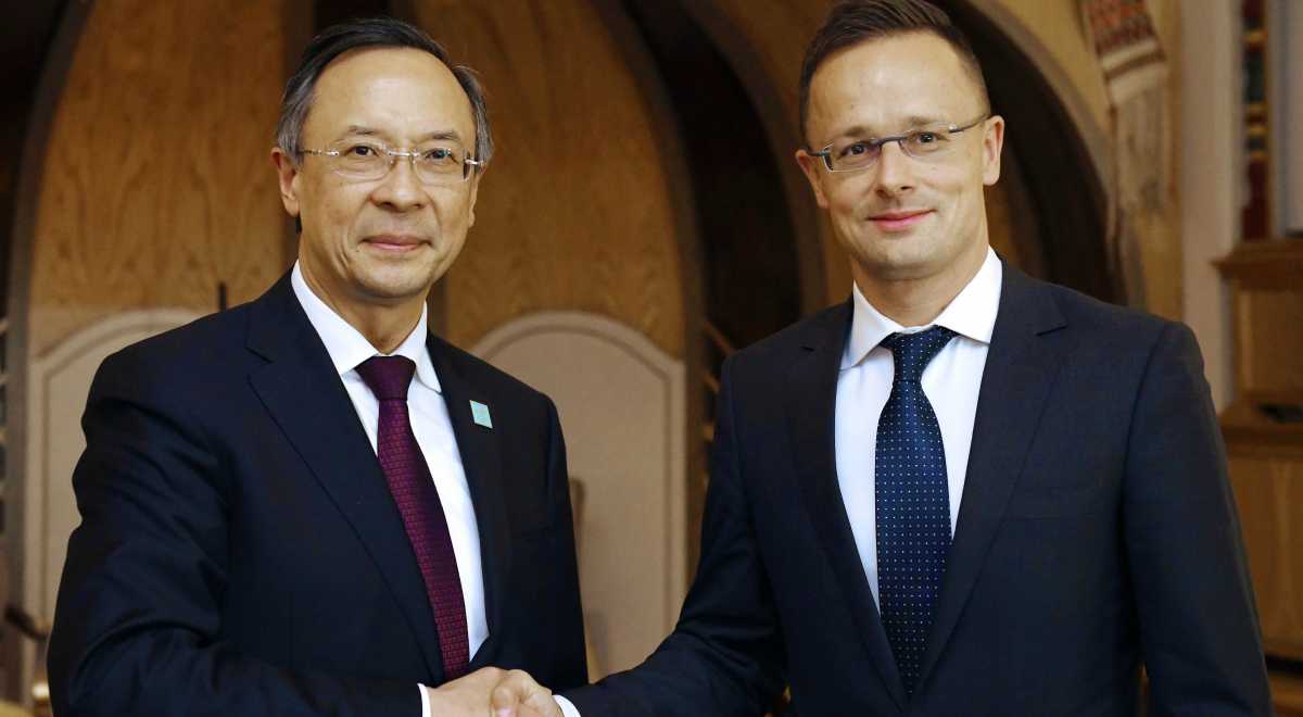 Minister Abdrakhmanov meets the Foreign Minister of Hungary and UNECE Executive Secretary