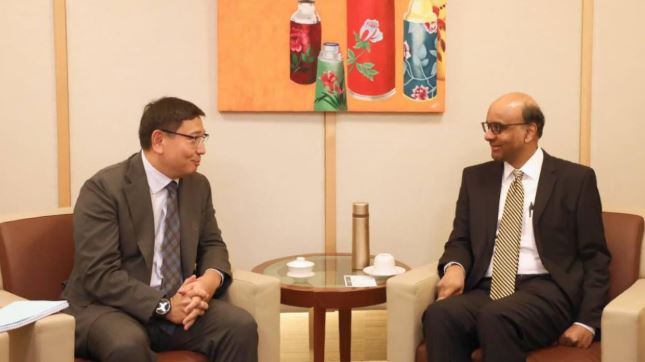 Erbolat Dossaev and Singapore Deputy Prime Minister Tharman Shanmugaratnam discuss issues of deepening economic and investment cooperation