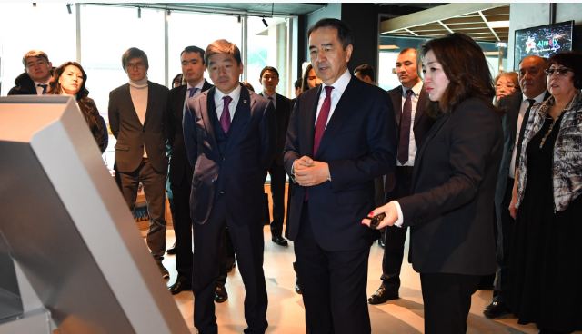 Kazakh PM gets aqcuainted with work of Visit Almaty center and plans for reconstruction of railway station