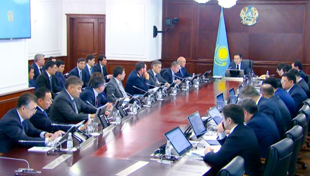 Bakytzhan Sagintayev holds a meeting on implementation of presidential instructions on the Year of Youth