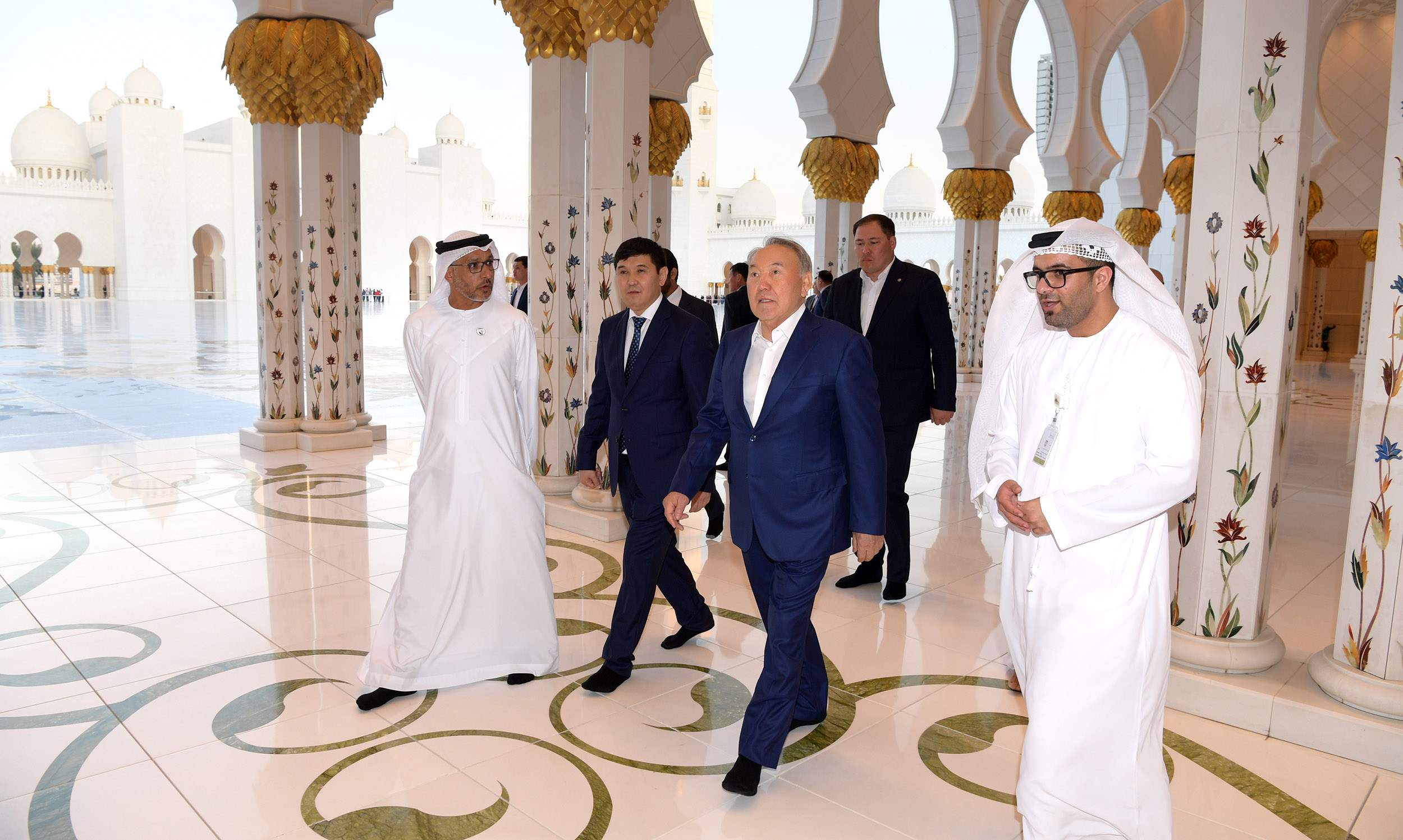 Kazakh President visits the Sheikh Zayed Mosque