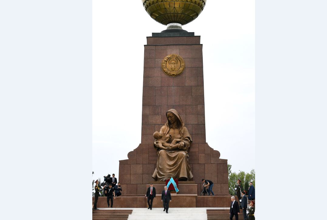 Kazakh President lays flowers at the Monument of Independence and Humanism