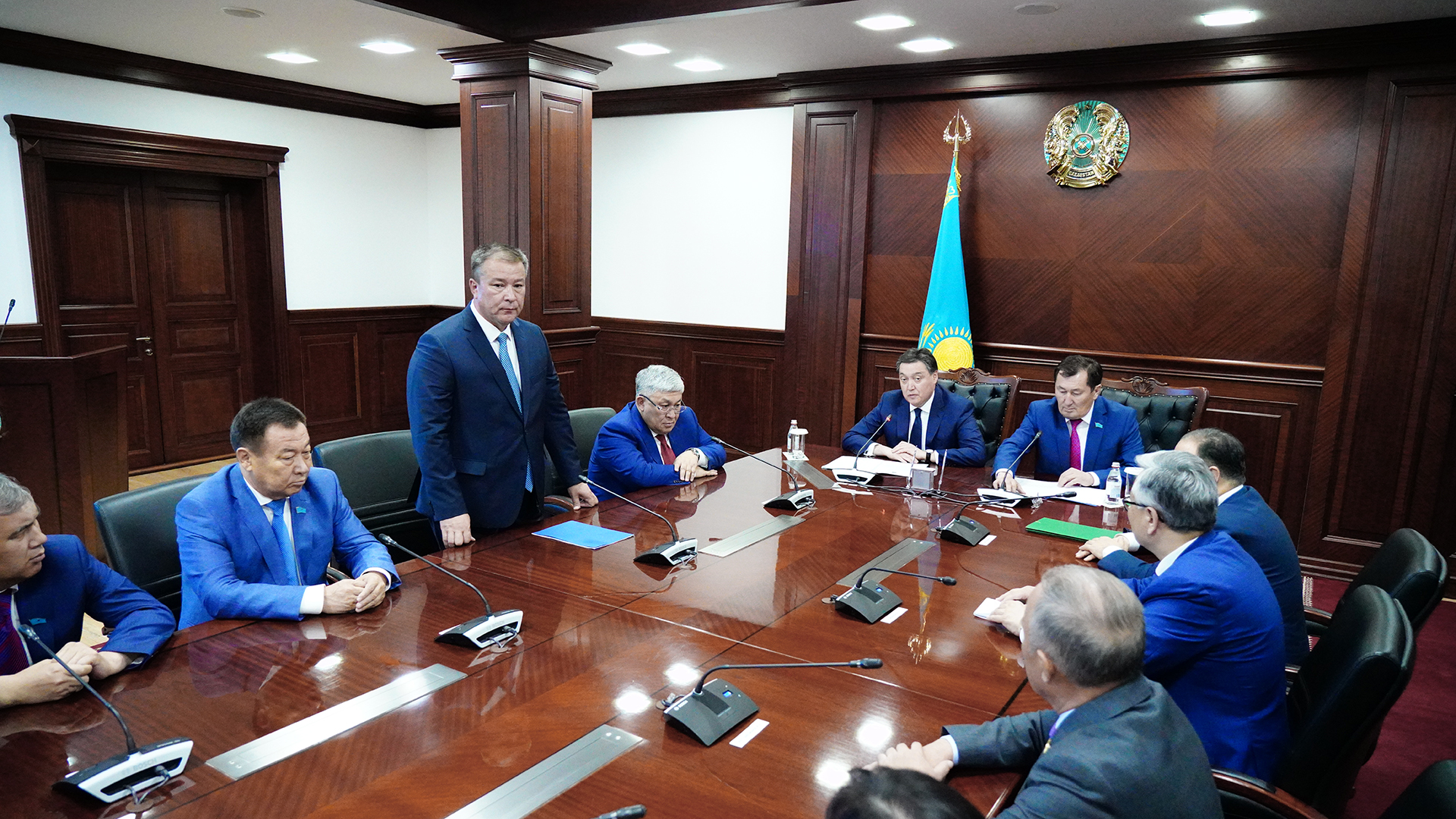 Prime Minister Askar Mamin presents new akim to activists of Kyzylorda region