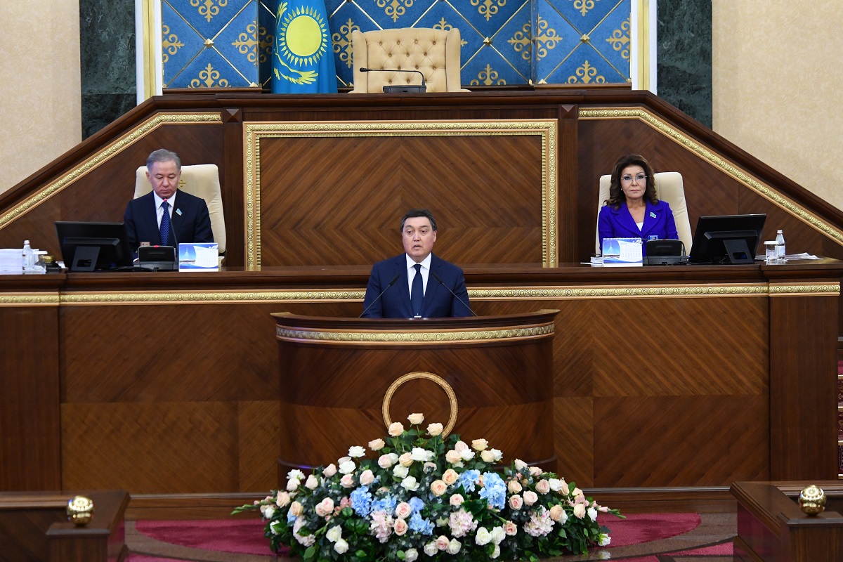Askar Mamin addresses deputies of Parliament with a proposal to extend parliamentary session