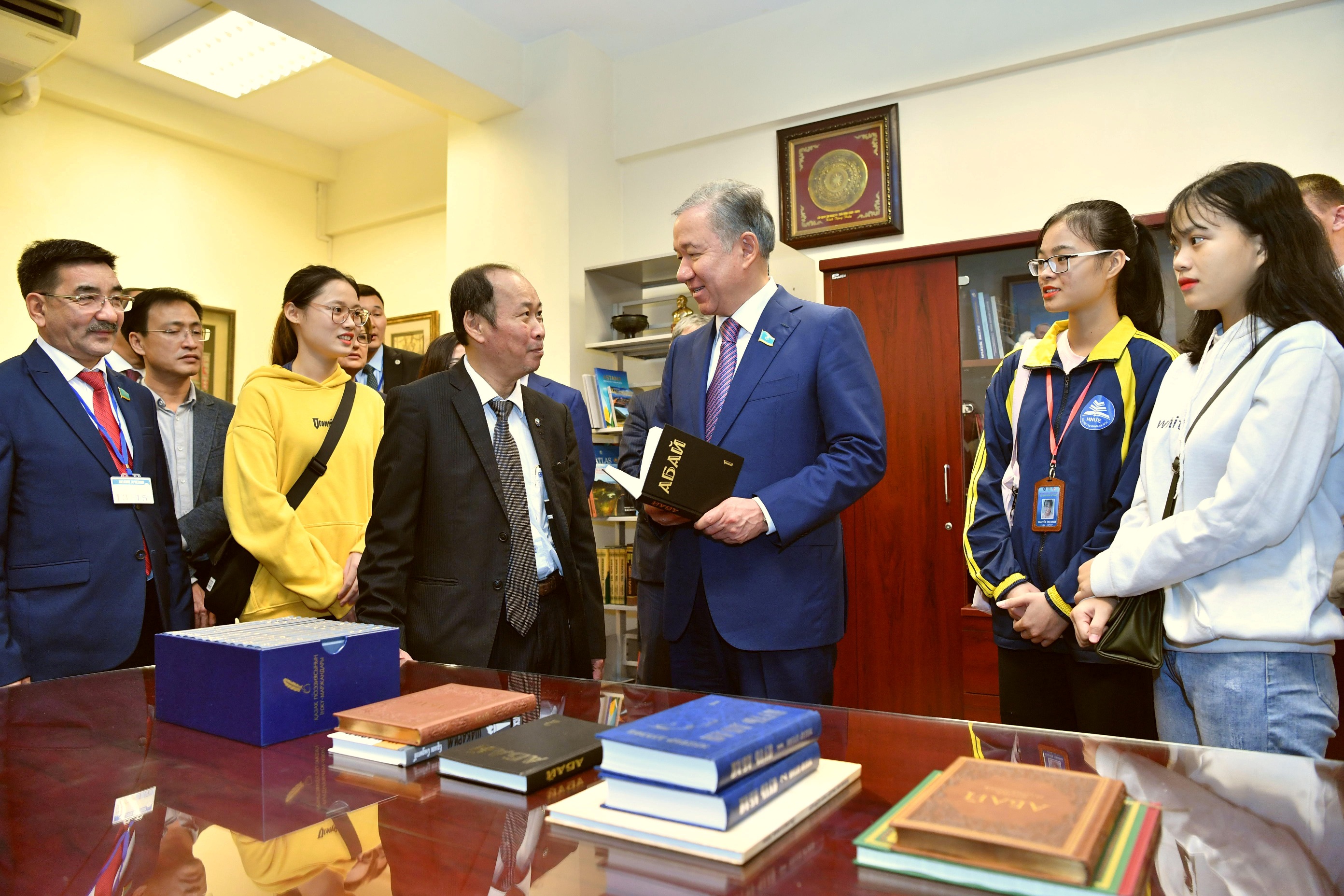 N. Nigmatulin visited Abai Center at Hanoi University