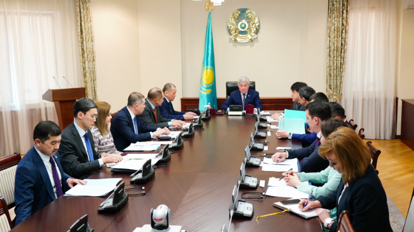 Berdibek Saparbayev instructs to strengthen control over permit issuance to foreigners