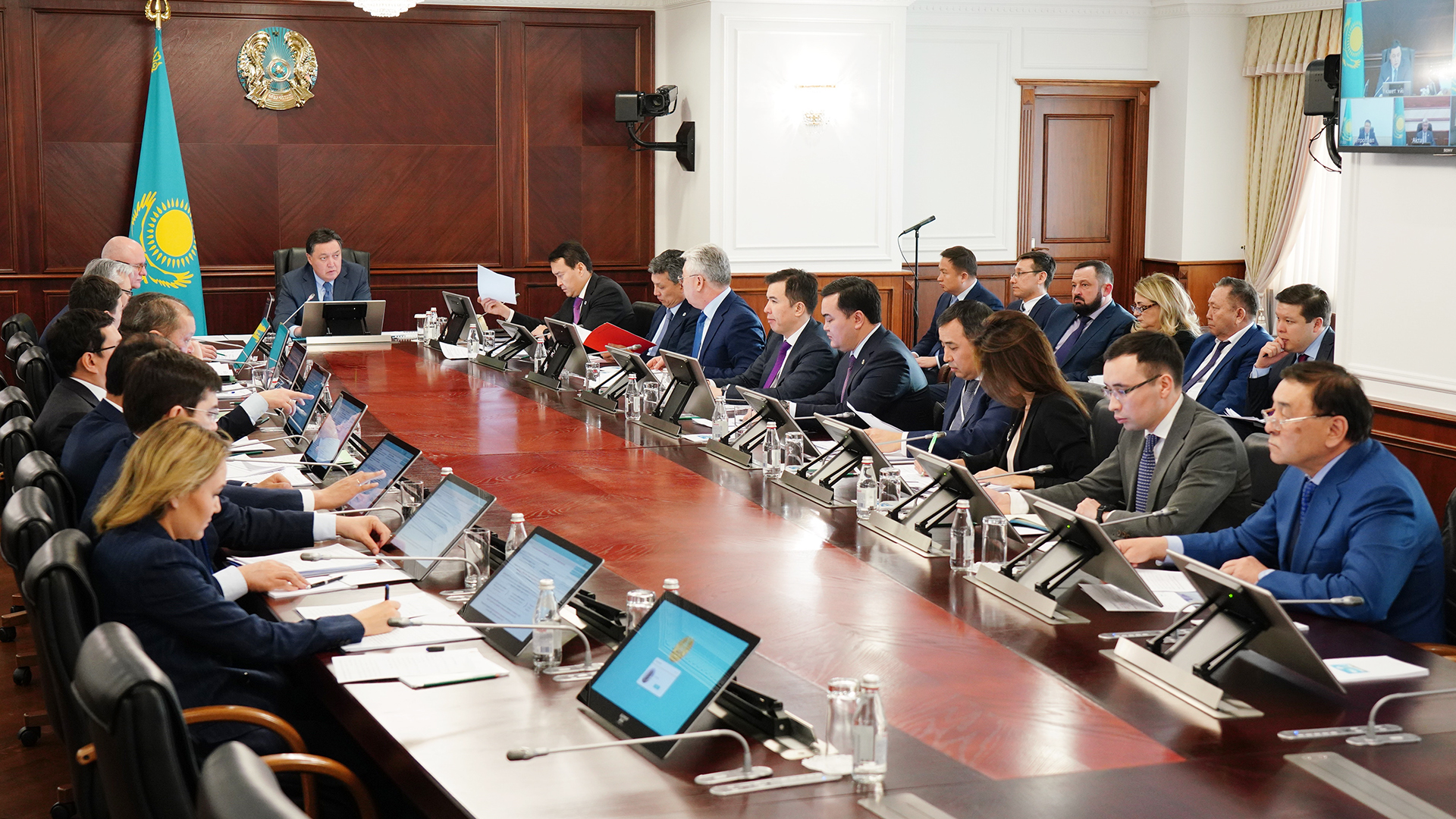 Askar Mamin holds meeting of the Interdepartmental Commission on Import Substitution and Export Promotion