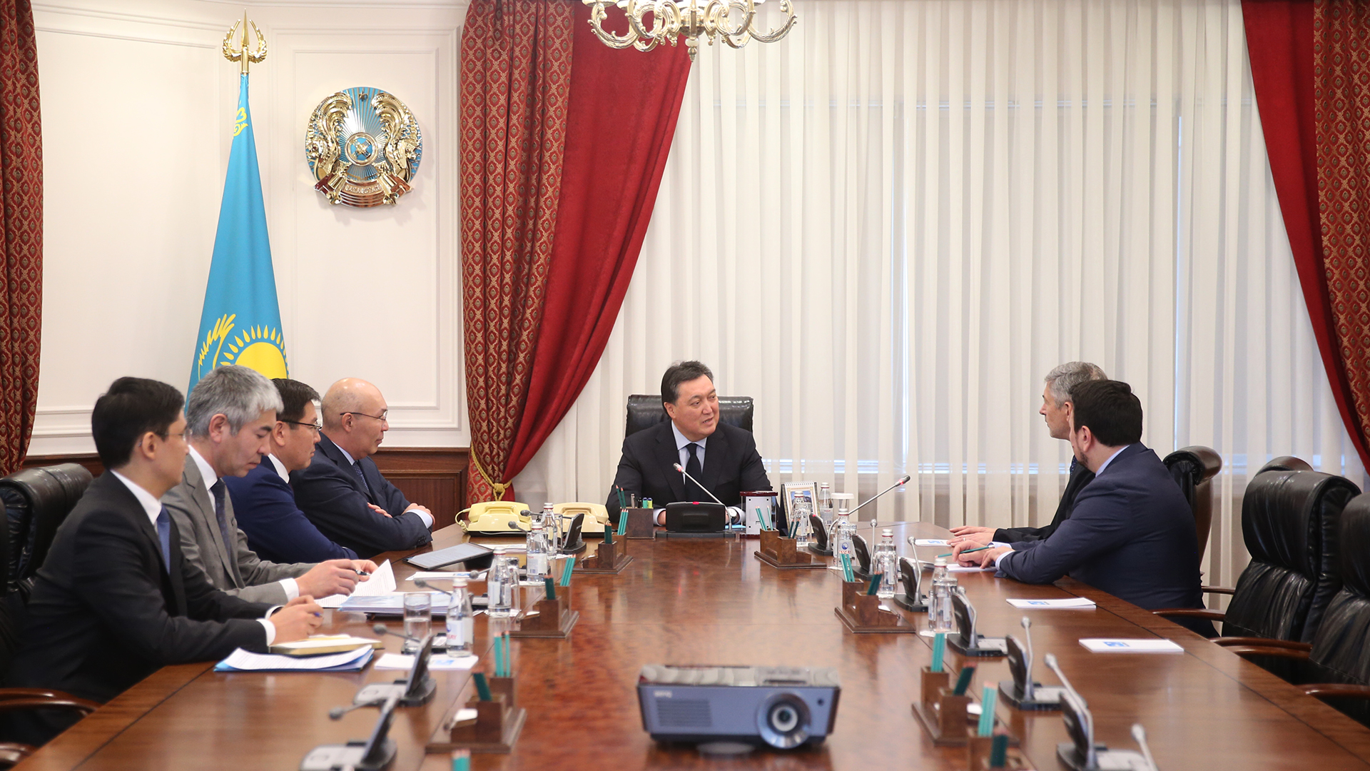 Head of Government discusses development of satellite Internet in Kazakhstan with management of One Web