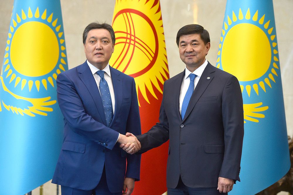 Askar Mamin holds telephone conversation with Kyrgyz PM Mukhammedkaly Abylgaziev