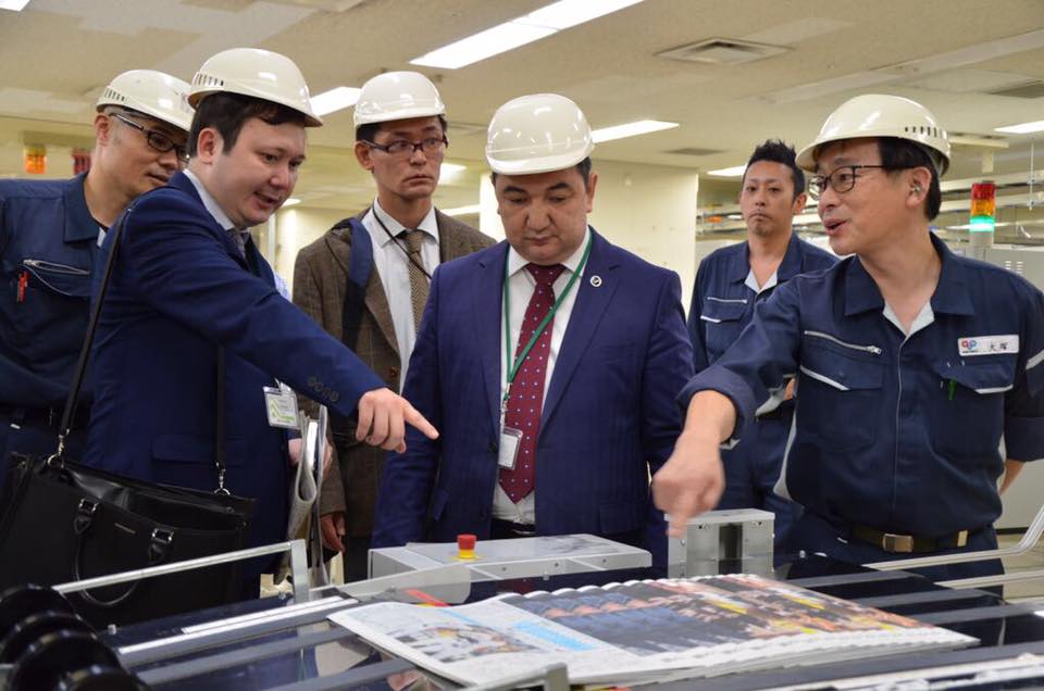 Egemen’s CEO visits Asahi Shimbun’s office to see how it works