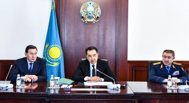 Bakytzhan Sagintayev presents new minister to employees of Ministry of Internal Affairs