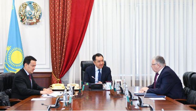 Bakytzhan Sagintayev meets with Chairman of the Board of Eurasian Development Bank Andrey Beliyaninov