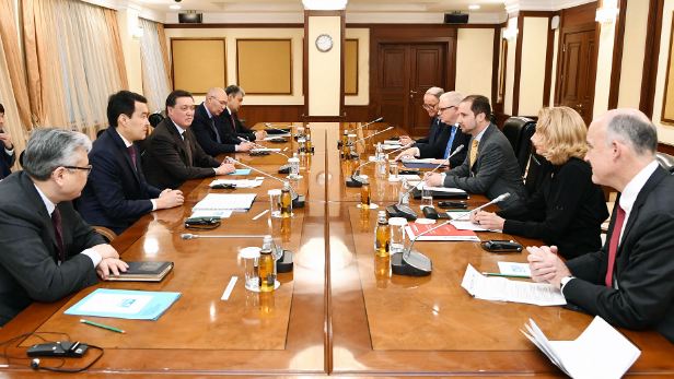 PM discusses Government’s new approaches to improving investment climate with heads of diplomatic missions from the US, UK, Canada and the EU