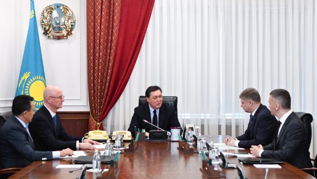 Askar Mamin holds a meeting with CEO and Chairman of Management Board at Russian Railways JSC Oleg Belozerov