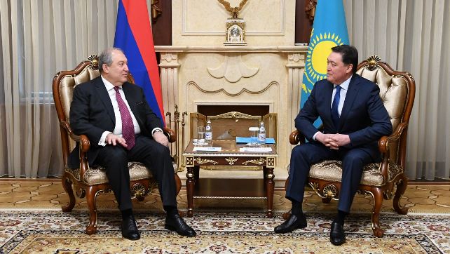 Askar Mamin and Armen Sarkissian discuss prospects for developing trade and economic cooperation