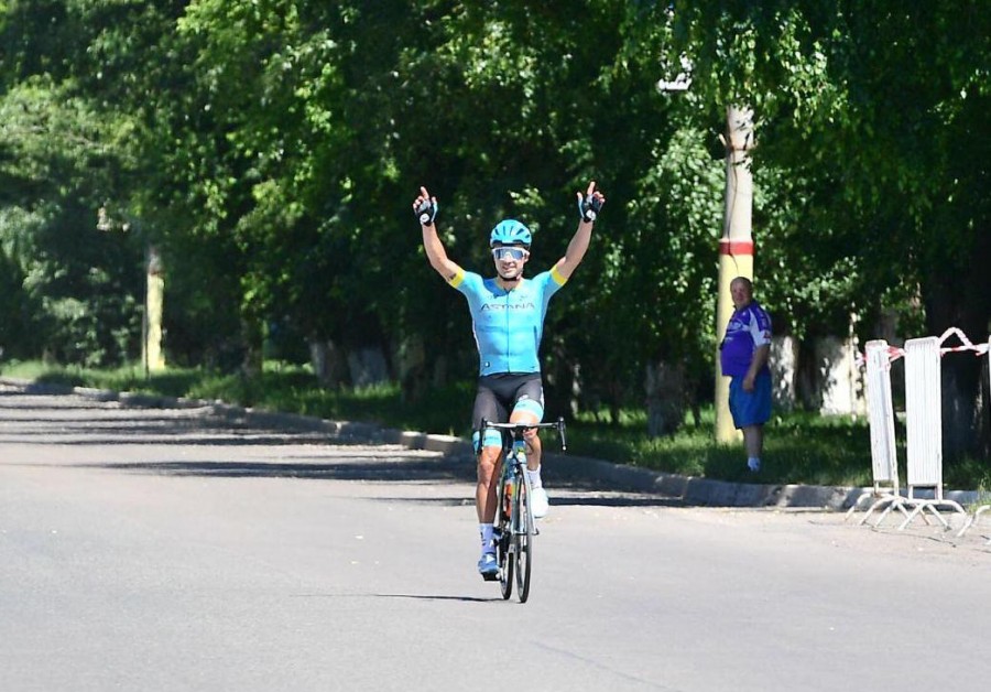 Alexey Lutsenko celebrates beautiful solo victory at Kazakhstan National Championships