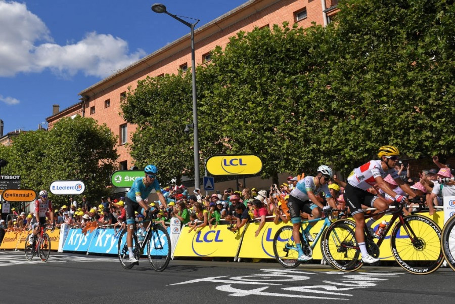 Tour de France. Stage 10. Hard day for Astana riders due to echelons