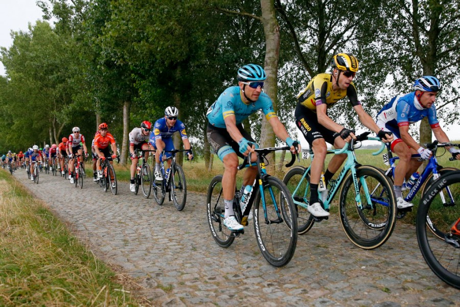 Binckbank tour. Stage 1. Race in Belgium and the Netherlands starts with wet bunch sprint