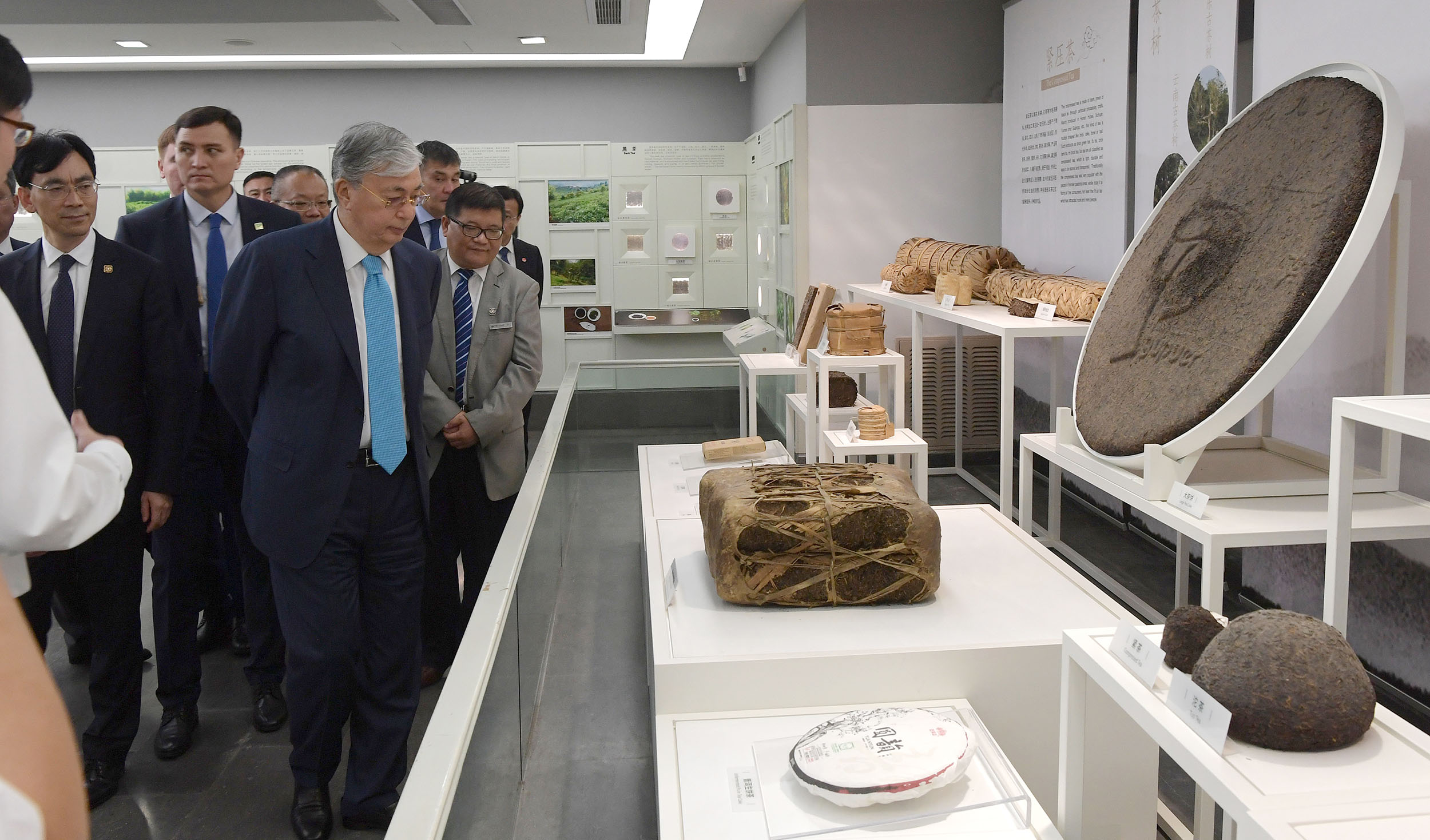 The Head of State visits some cultural landmarks of Hangzhou