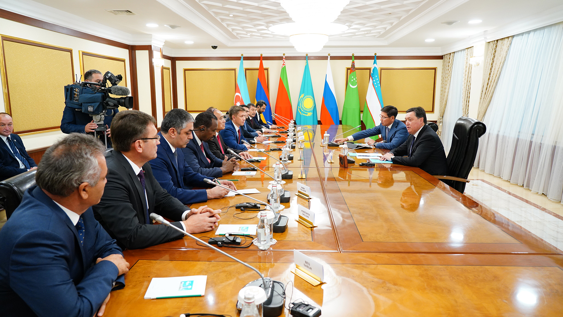 Askar Mamin meets with CIS ministers for communications