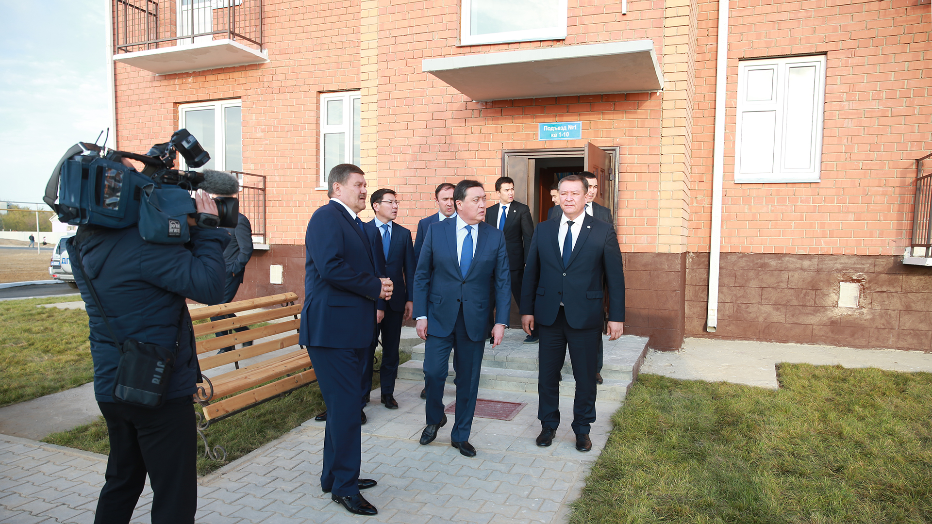 Askar Mamin pays working to visit to Baikonur city