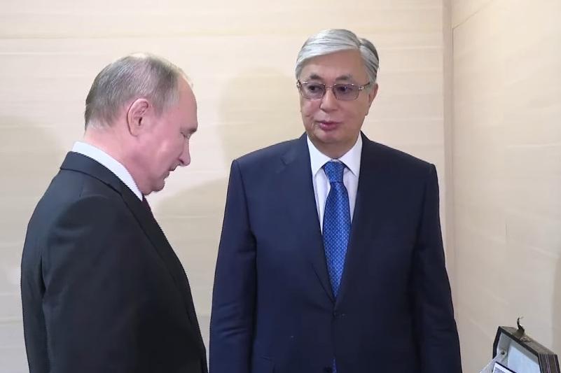 Tokayev gives Vladimir Putin the novel "Abay zholy"