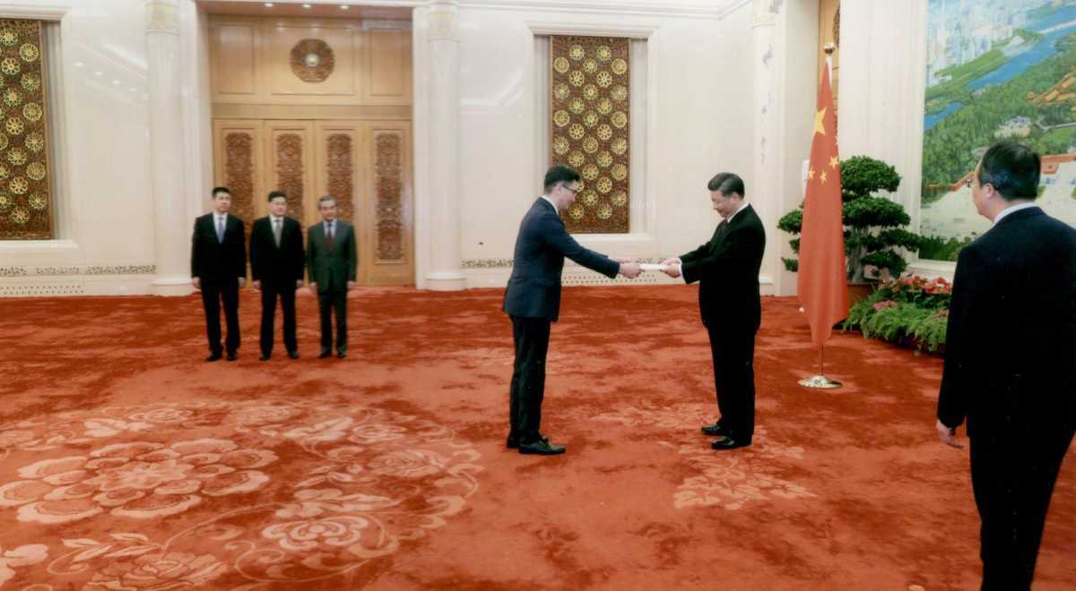 Ambassador of Kazakhstan presented credentials to the President of China