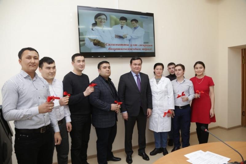 Young doctors receive apartments in Zhezkazgan
