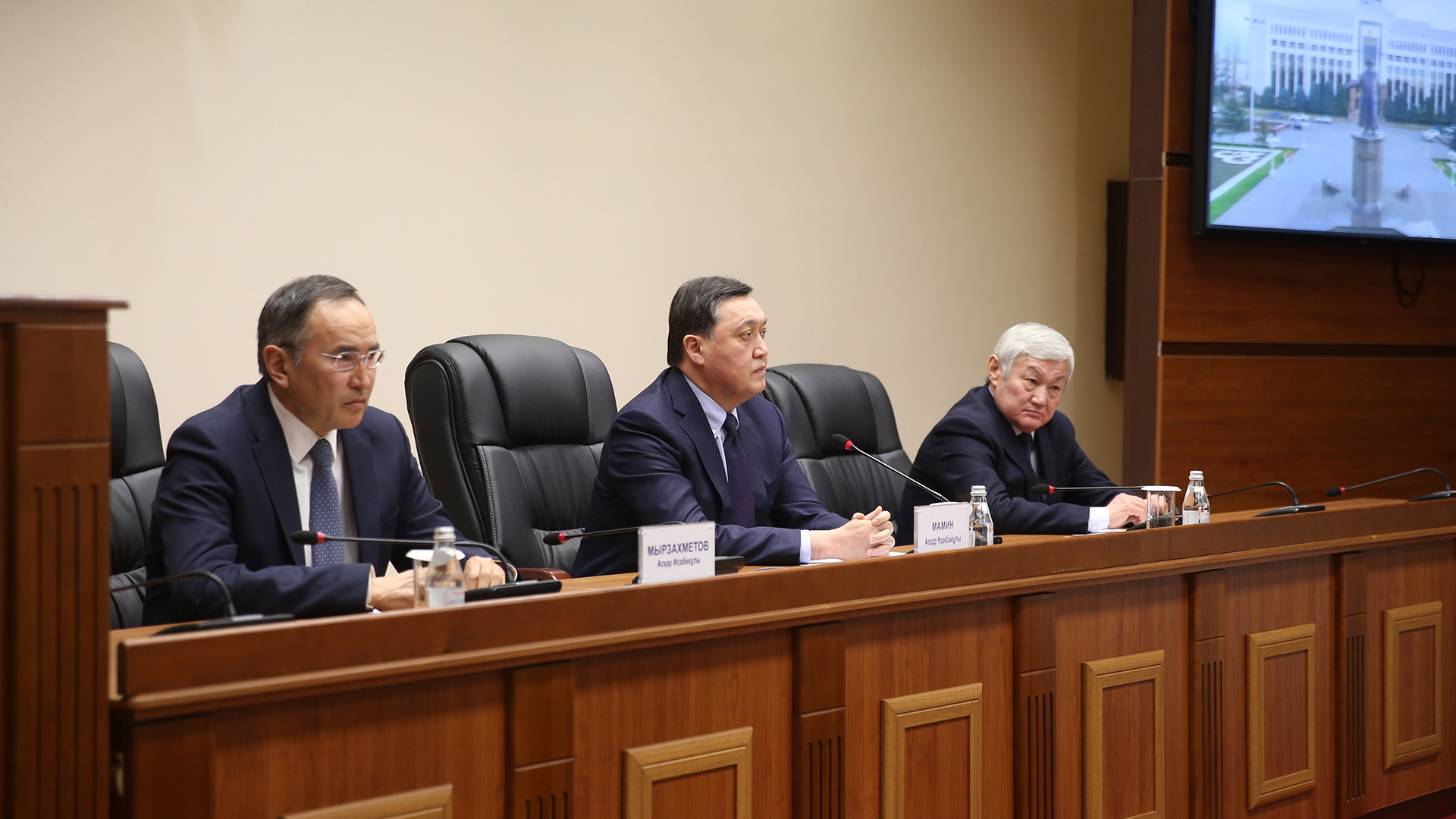 Askar Mamin introduces new akim of Jambyl region Berdibek Saparbayev