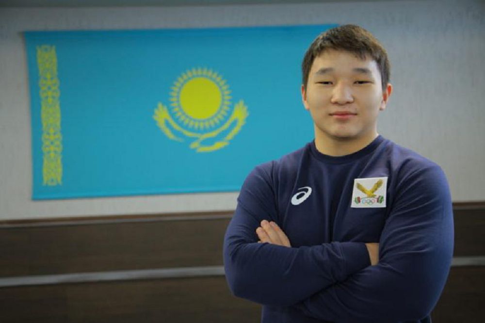 Young Kazakh weightlifter sets a world record
