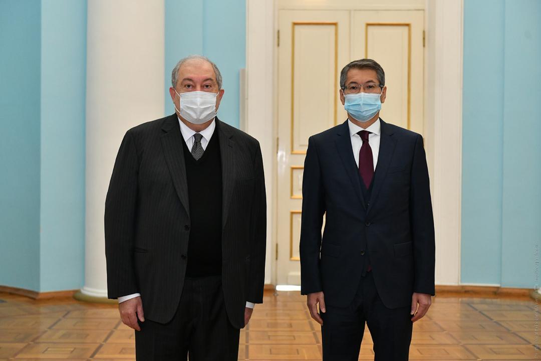 Kazakhstan’s Ambassador Presents Letters of Credence to President of Armenia
