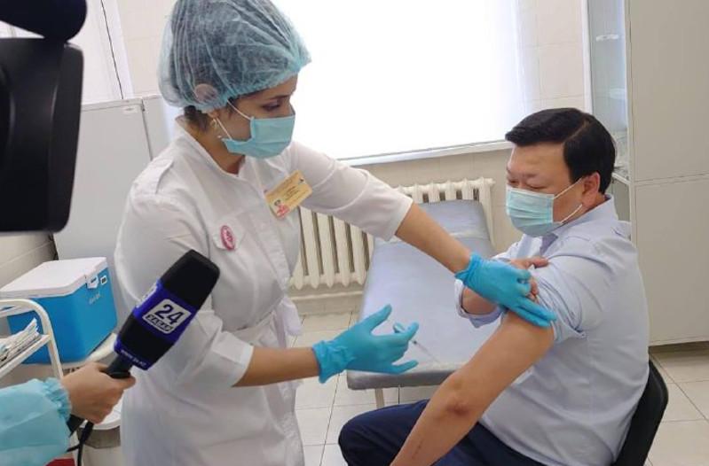 Minister of Health Alexey Tsoy vaccinated with Kazakhstan’s QazVac vaccine