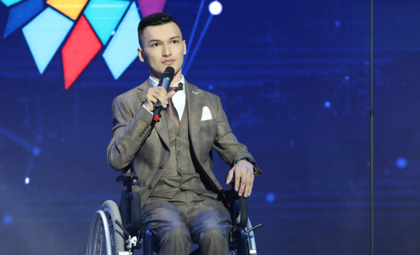 Kazakhstani invents special bracelet for blind
