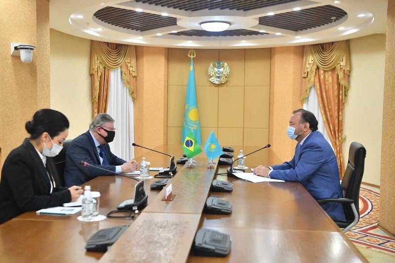 Mukhtar Kul-Mohammed meets with Brazilian Ambassador Rubem Barbosa