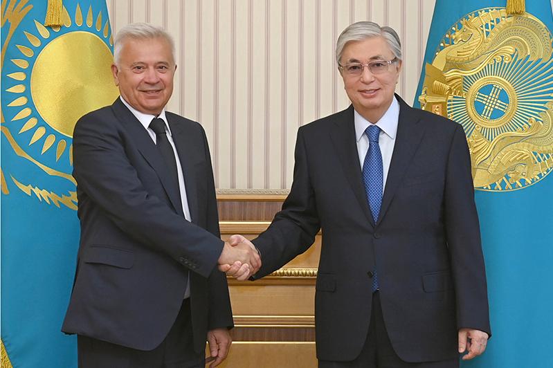 The Head of State receives Vagit Alekperov