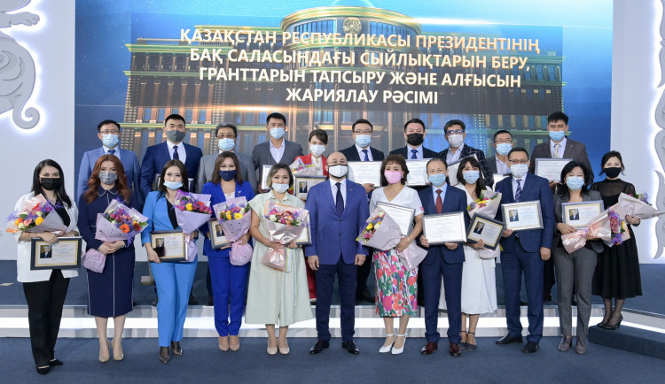 The President awarded a number of employees in the field of mass media
