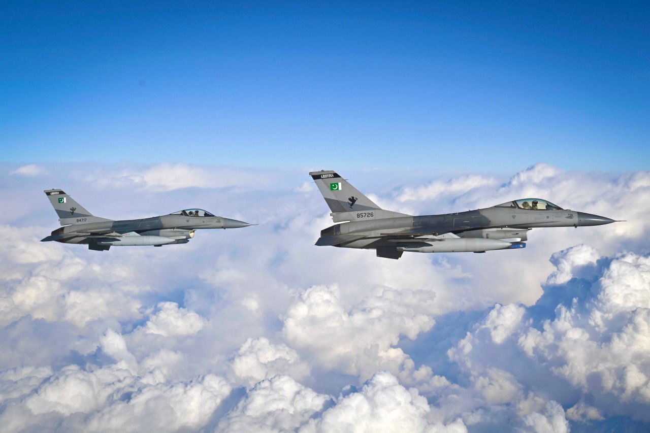 Тоқаев Пәкістанға барды: Жойғыш ұшақтар Президент ұшағымен қатарласып ұшты