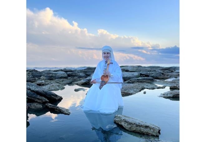 Киелі аспапты жанына серік еткен «Қобыз әже»