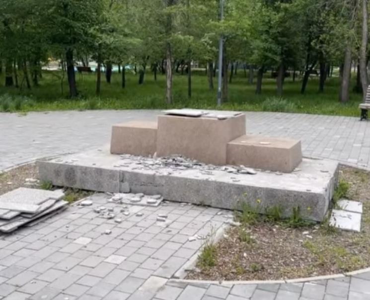 Өскемендегі саябақтан Жақсылық Үшкемпіровтің құрметіне орнатылған мүсін жоғалып кетті